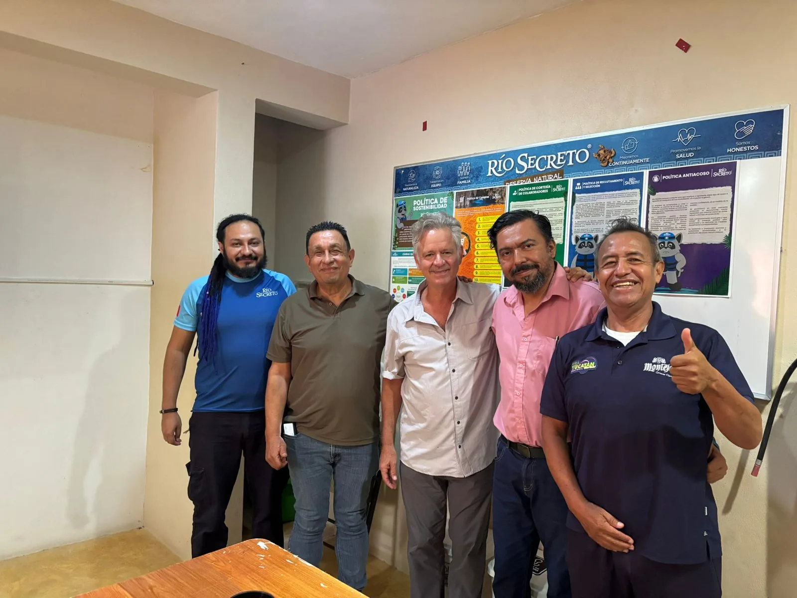 Taller de inteligencia artificial en Río Secreto, sector ambiental y turismo